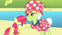 Granny Smith touches Apple Bloom S4E20