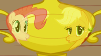 Pinkie Pie joins Applejack 1 S1E4