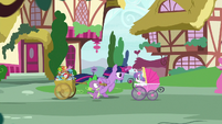 Twilight and Spike race toward Sugarcube Corner S7E3