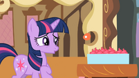 Twilight not liking the cupcakes S2E3