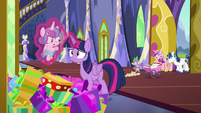 Twilight picks up Flurry out of present pile S7E3