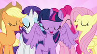 Twilight teleports next to her friends S7E14