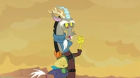 Discord clenching his talons S6E25