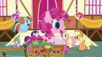 Flower statue shaped like Pinkie Pie S8E18