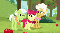 Granny Smith winking at Apple Bloom S9E10