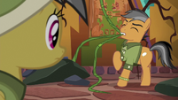 Quibble Pants pulling vine off the wall S6E13