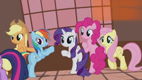 Twilight's friends looking at her S5E9