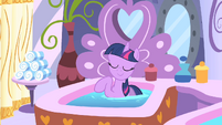 Twilight taking a bath S1E20