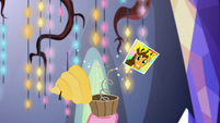 Cheese's photo pops out of the cupcake S9E14