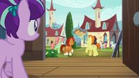 Filly Starlight walking to see Sunburst with his parents S5E26