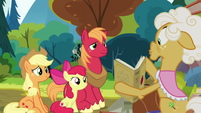 Goldie shows history book to Apple siblings S7E13