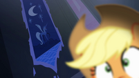 Luna tapestry behind Applejack S4E03