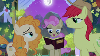 Mayor Mare officiates Mac and Butter's union S7E13
