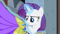 Rarity examining the headdress S4E19