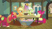 Apple family at table S3E08