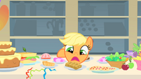 Applejack doesn't know what to eat first 3 S01E22