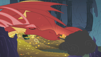 Dragon breathes smoke on Twilight S1E07