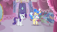 S01E19 Sapphire Shores wskazuje Rarity