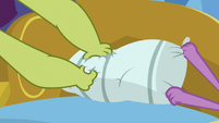 Sludge and Spike grab the pillow S8E24