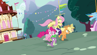 Twilight's friends running for Twilight S3E05