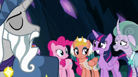 Twilight Sparkle grins at Star Swirl the Bearded S7E26