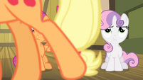 Applejack walking in front of the CMC S4E17