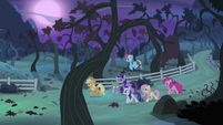 Ponies approaching the orchard S4E07