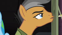 Quibble tossing his Daring Do pin S6E13