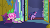 Spike goes back to sleep in Twilight's bed S7E20