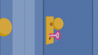 Twilight unlocking the door S5E7