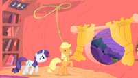 Applejack about to lasso a tree S1E08