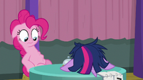 Pinkie's stomach continues to rumble S9E16