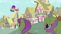 Ponies noticing Scootaloo in the air S3E6