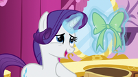 Rarity fashions a bow for Sweetie Belle S5E7