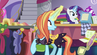 Sassy Saddles looking off-screen S7E6