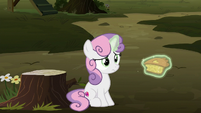 Sweetie Belle levitating a slice of pie S8E10