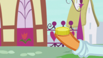 Pinkie Pie's bit lands in Newspaper Pony's hoof S7E18