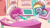 Rainbow helping Pinkie in the kitchen PLS1E5b