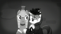 Rarity charming one of the guards S5E15
