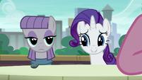 Rarity looking at Maud nervously S6E3