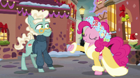 Spirit of HW Presents gives elderly pony a sweater S6E8