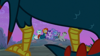 Starlight and friends see cockatrice behind S9E11