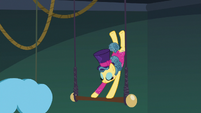 Trapeze star flipping on the trapeze bar again S6E20
