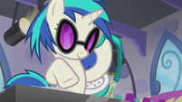 DJ Pon-3 gauging Octavia's reaction S5E9