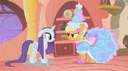Applejack w sukni.