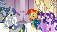 Star Swirl the Bearded pointing at Twilight S7E26