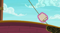 Cucumber sandwich gets tossed overboard S6E22