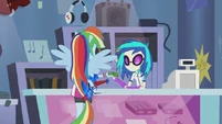 Rainbow Dash buying the guitar EG2.jpg (57 КБ)