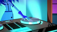 DJ Pon-3 spinning a new vinyl record SS3