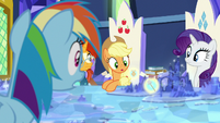 Rainbow Dash looking at image of Netitus S7E25